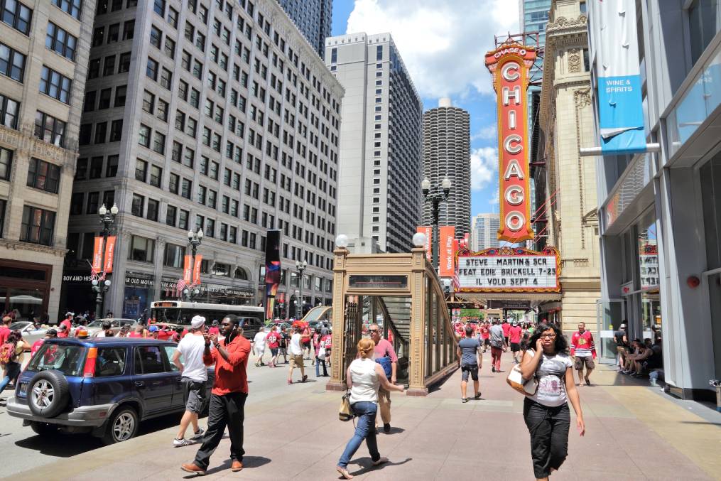 Chicago,,Usa,-,June,28,,2013:,People,Walk,Past,Chicago